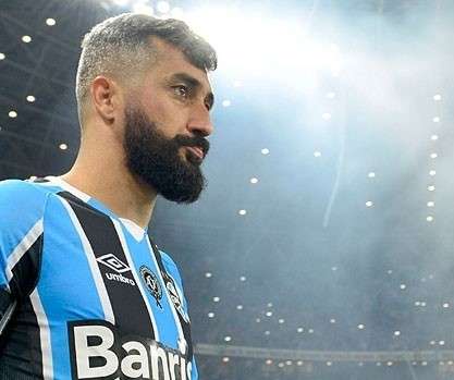 Grêmio renovou o contrato do meia Douglas até o fim de 2018
