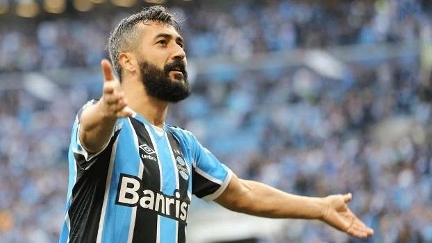 Meia atacante gremista Douglas