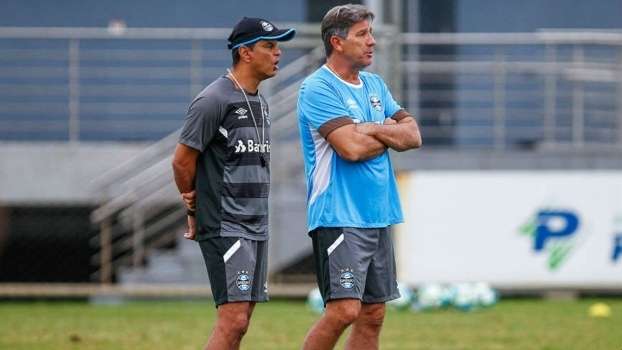 Renato Gaúcho acompanha treino de sua equipe
