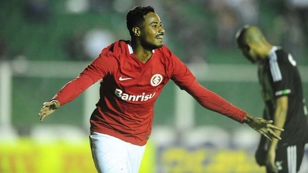 O atacante Diego, do Internacional, comemora o gol marcado contra o Figueirense