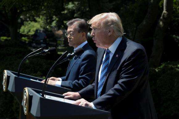 Trump fala à imprensa após se reunir com o presidente sul-coreano, Moon Jae-in