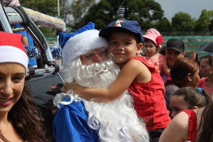 Papai Noel com as crianças
