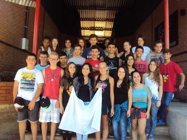 9º ano recebendo a bandeira