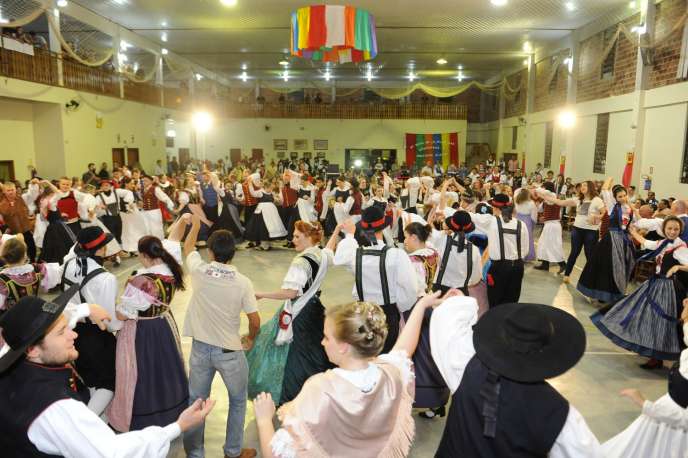 Baile de Escolha das Soberanas animou grupos e visitantes