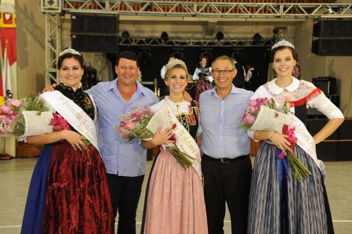 Lelo e Charles com as soberanas eleitas no 30º Baile de Escolha das Soberanas do Folclore Alemão