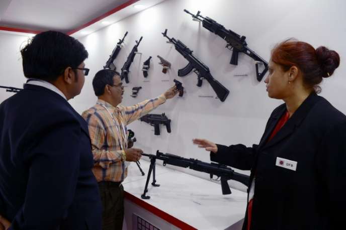 Visitantes observam armas em exposição durante a feira 'Aero India', evento aeroespacial e de defesa internacional, reallizado na estação da força aérea indiana Yelahanka, em Bangalore