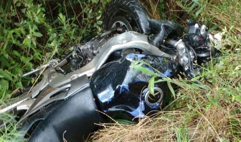 Motocicleta ficou totalmente destruída