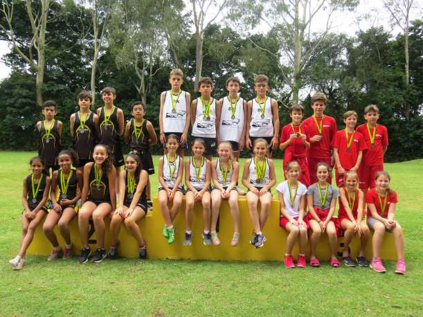 Equipe campeã do revezamento 8x50m misto