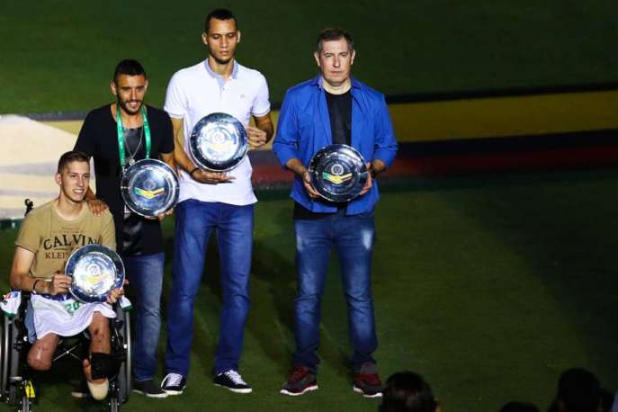 Os sobreviventes do acidente de Medellin, Jackson Follmann, Alan Ruschel, Neto e Rafael Henzel, são homenageados durante amistoso beneficente