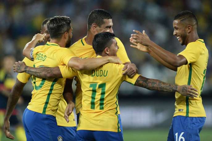 Jogadores do Brasil comemoram gol sobre a Colômbia, durante amistoso beneficente em apoio às vítimas da tragédia do voo da Chapecoense, no Rio