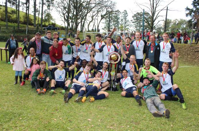 Jogadores e torcedores fizeram bonita festa ao final do jogo