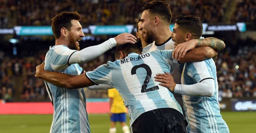 Argentina festeja gol no amistoso contra o Brasil