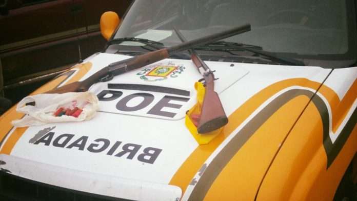 Homens estavam com armas e munições em carro