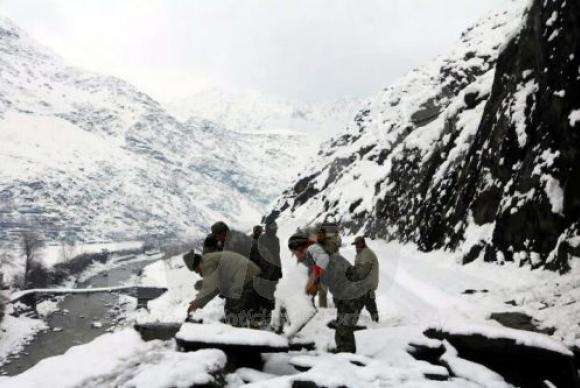 Avalanche no Paquistão - Foto Hammad khan Farooqi/Agência Lusa