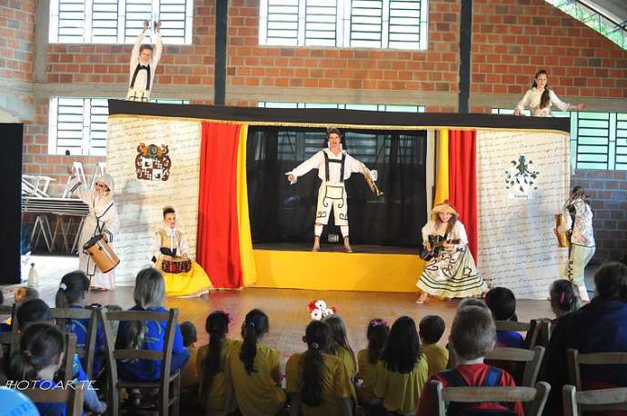 Peça Bernardo e Mariana mescla elementos da cultura alemã com obra de Shakespeare