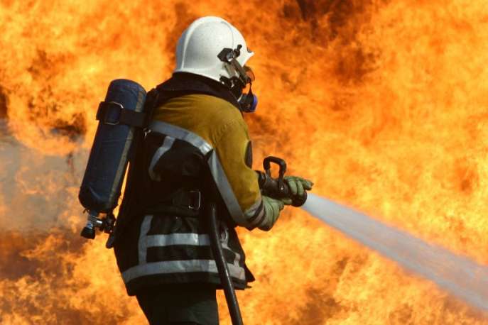 Bombeiro em treinamento de combate a incêndio
