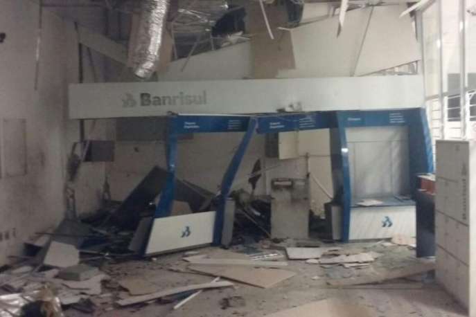 Caixas eletrônicos ficaram destruídos