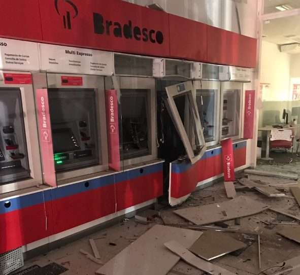 Caixas eletrônicos danificados após a explosão