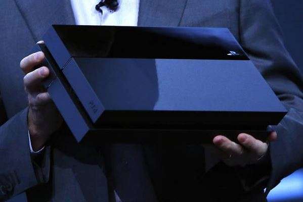 Andrew House, Presidente e CEO da Sony Computer Entertainment Inc., mostra um Playstation 4 no dia de seu lançamento