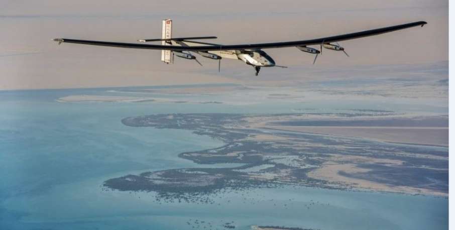O avião solar Impulse 2 sobre Abu Dhabi