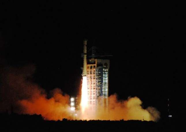 Satélite quântico sendo lançado na madrugada desta terça-feira (16)