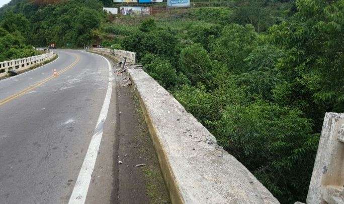 Local onde o veículo acabou despencando