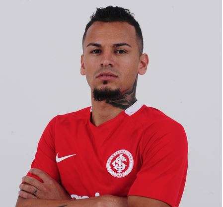 Jogador acertou com o clube colorado por 3 temporadas