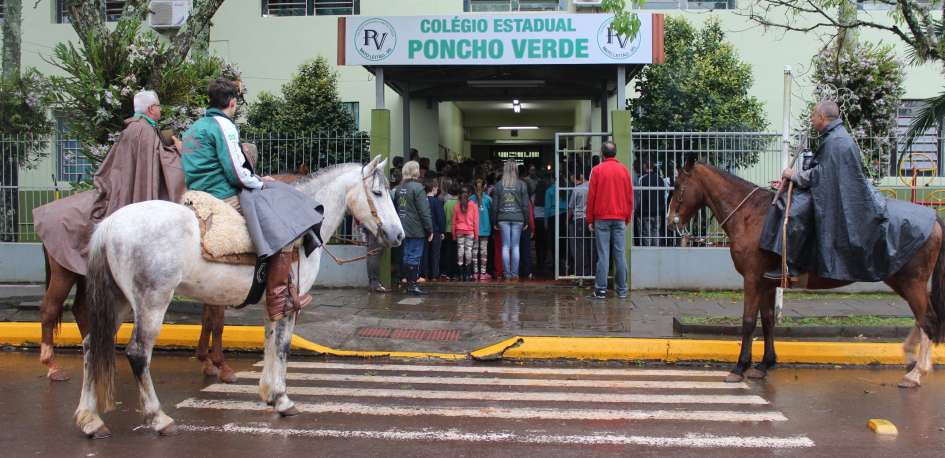 Centelha da chama Crioula no Poncho Verde