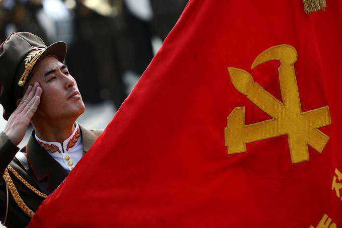 Soldado da Coreia do Norte faz reverência ao símbolo do comunismo durante marcha do