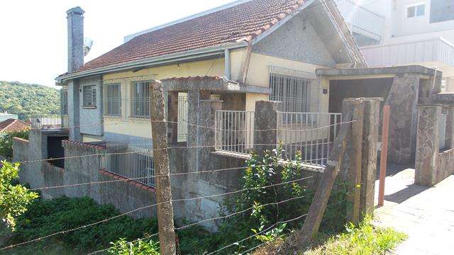 Atualmente a casa está fechada, com correntes e cadeado, mais os usuários ainda residem nela.(Foto: Marcelo Oliveira/RSCOM)