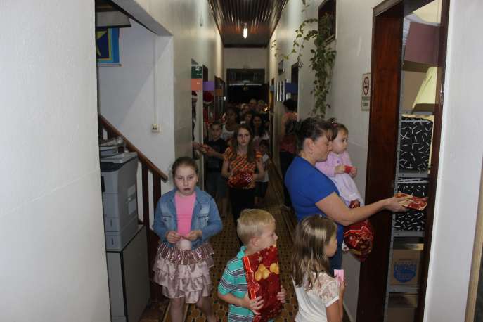 Crianças recebendo presentes