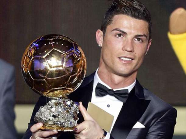 O craque português Cristiano Ronaldo levou a Bola de Ouro pela quarta vez