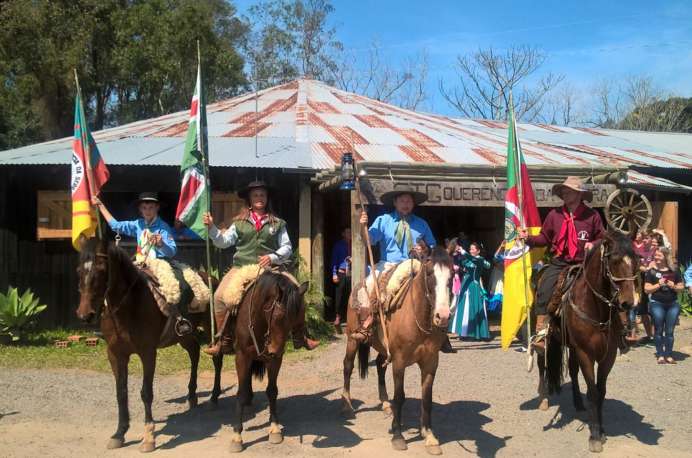 Cavalarianos da cidade buscaram a Chama Crioula em Triunfo