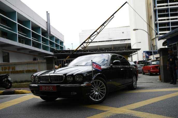 Carro oficial da embaixada da Coreia do Norte deixa a ala forense do hospital de Kuala Lumpur