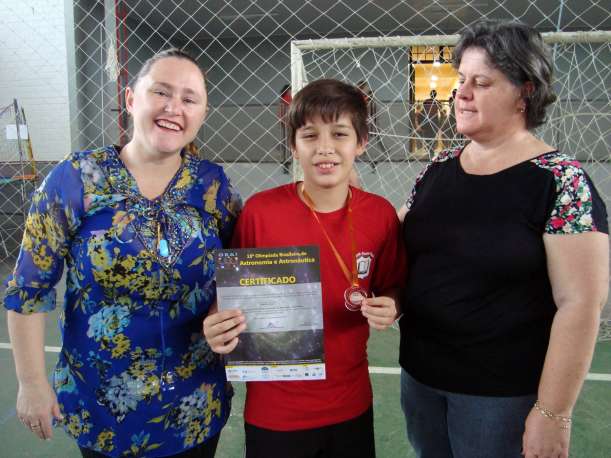 Diretora Cristiane Backes, Vynicius e professora Patrícia