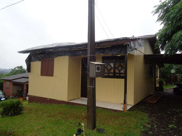 Distribuição de lonas nas casas destelhadas