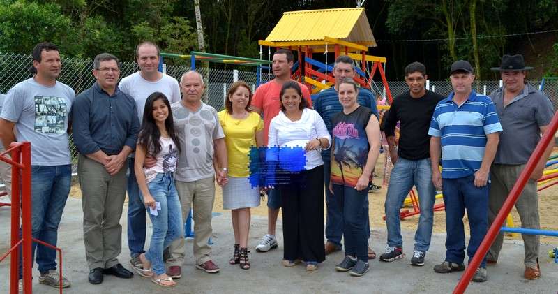 Gisele Senna, presidente interina da Associação, acompanhada por Pedrozo e comissão de moradores
