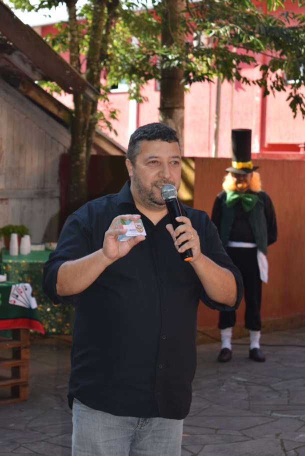 Secretário adjunto de Educação, Cultura e Desporto, Paulo Cesar Soares lançando a carteirinha do leitor Amigo da Biblioteca