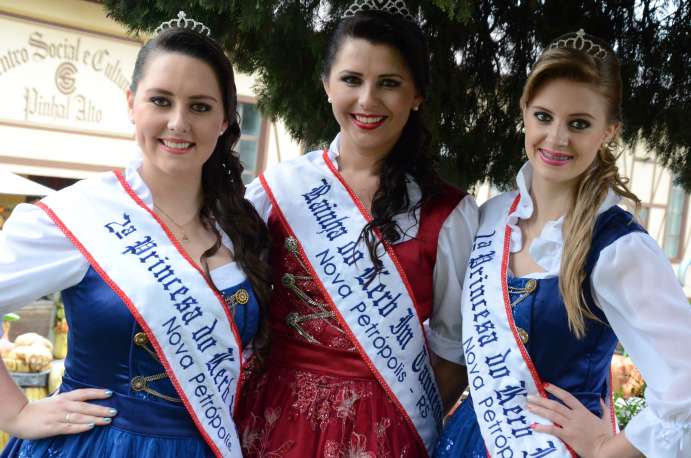 Soberanas Karin Nandaine Schabarum, Isabel Maldaner e Danieli Laís Lehmen representam o evento
