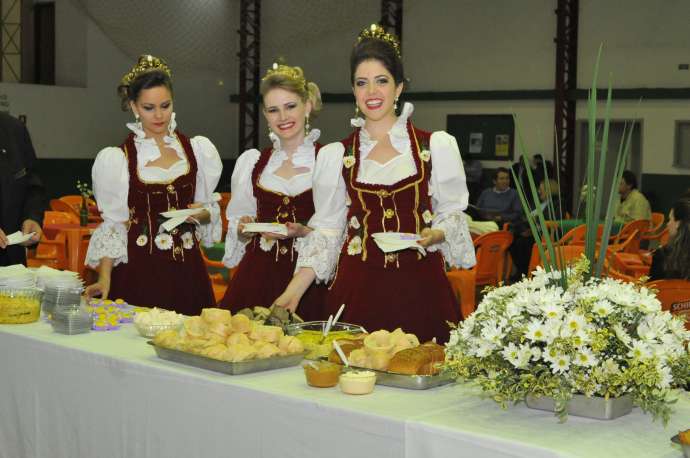 Pratos da culinária alemã e receitas de concurso gastronômico foram servidos no ginásio