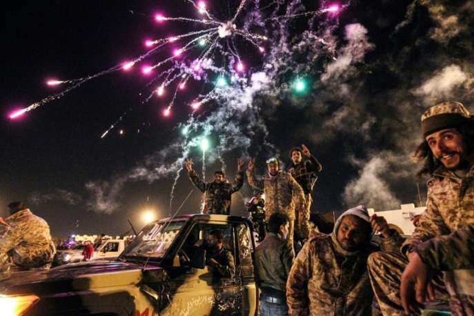 Os líbios comemoraram, nesta sexta-feira (17), o sexto aniversário do início da Revolução que derrubou o regime de Muammar Kadhafi em 2011, em um clima de incerteza devido à profunda crise política e à insegurança persistente no país