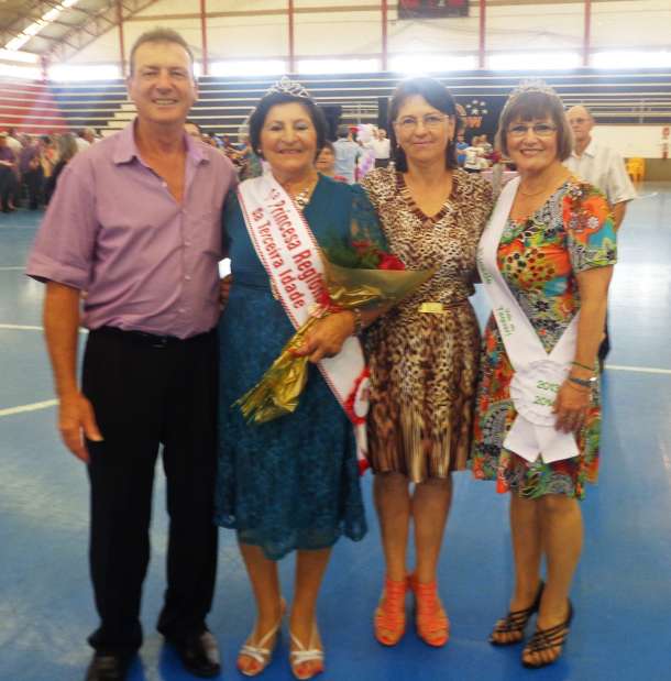 Elemar Weber e sua esposa acompanhado de Guisela Kroth e Anysia Krombauer