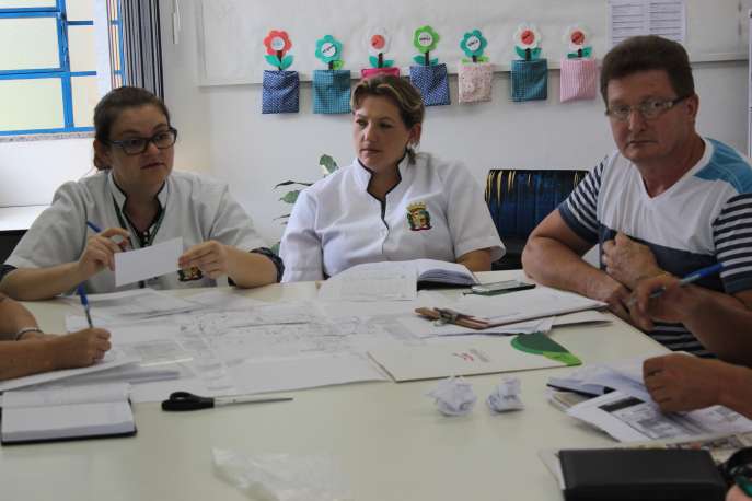 Enfermeira Letícia Becker passando informações