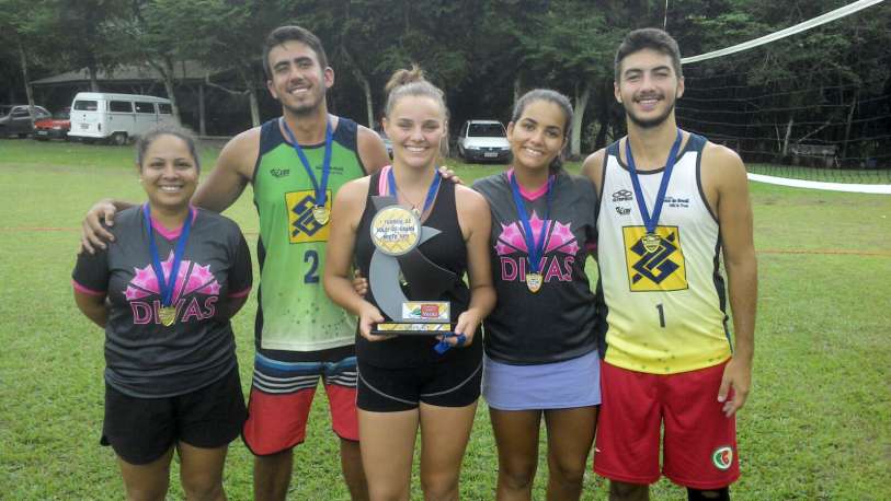 Equipe campeão do vôlei misto de grama 4x4