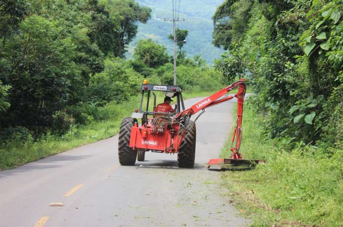 Margens da estrada de Júlio de Castilhos estão sendo roçadas