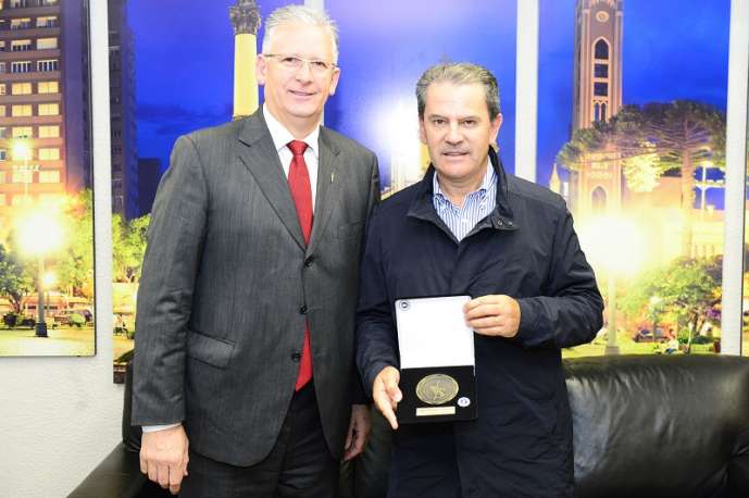 Entrega da medalha ao prefeito de Caxias do Sul Alceu Barbosa