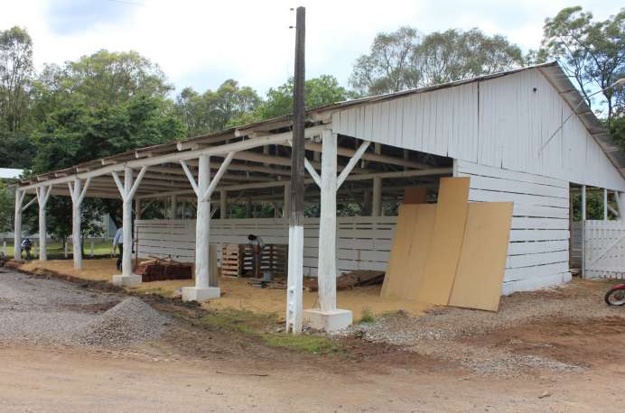 Galpão utilizado para exposição de gado ganhou nova estrutura de sustentação
