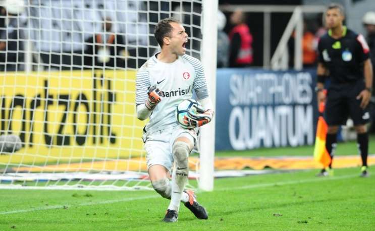 Goleiro Marcelo Lomba pega pênalti