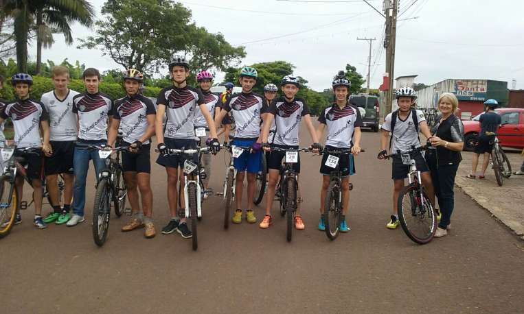 Grupo de ciclistas de Mato Leitão