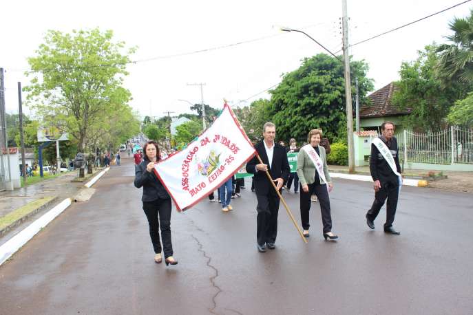 Idosos na caminhada cívica